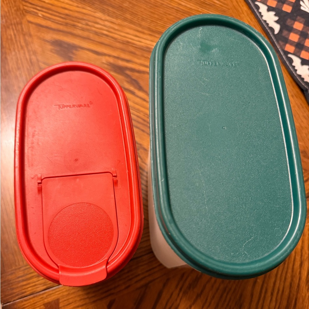Tupperware Oval Red and Green Set